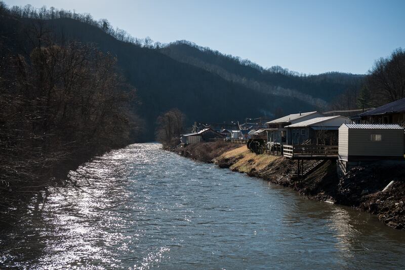 galleries/2014/03/02/the-west-virginia-river-no-one-can-drink-from-photos/140228-weastva-water23_g2bo9c