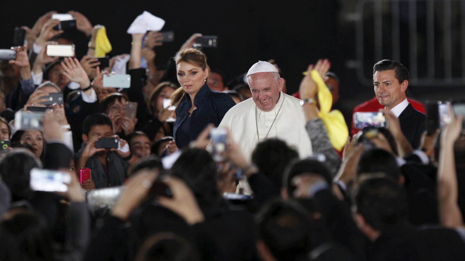 cheats/2016/02/18/pope-renews-call-to-welcome-migrants/160218-pope-us-mexico-border-cheat_st56li