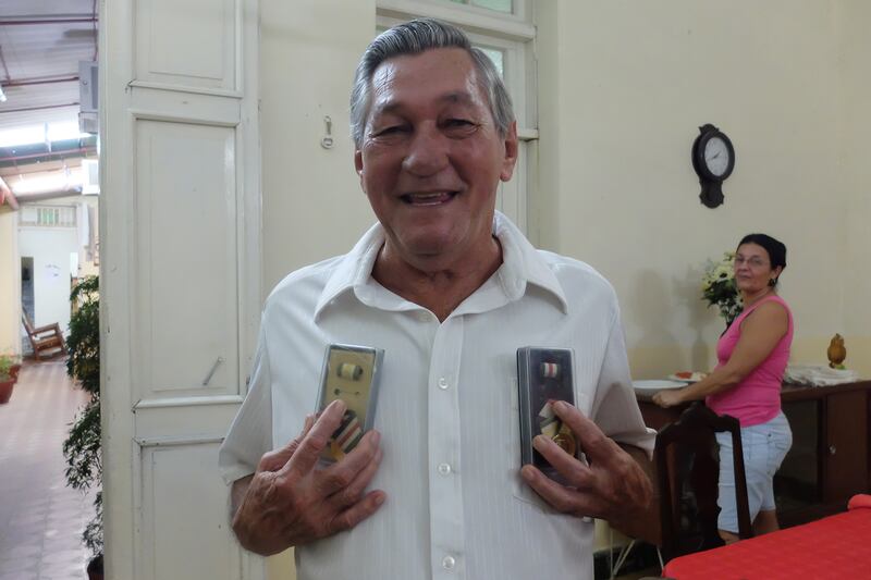 articles/2015/03/29/fidel-castro-s-chef-cuba-s-hottest-man-me/13032-strochlic-cuba3-embed_uozblu