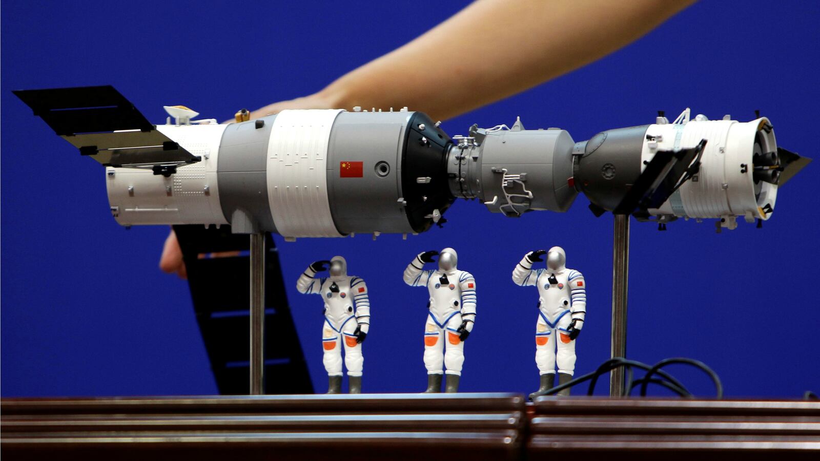 180401-chinese-space-station-arrival-cheat_moo3zv