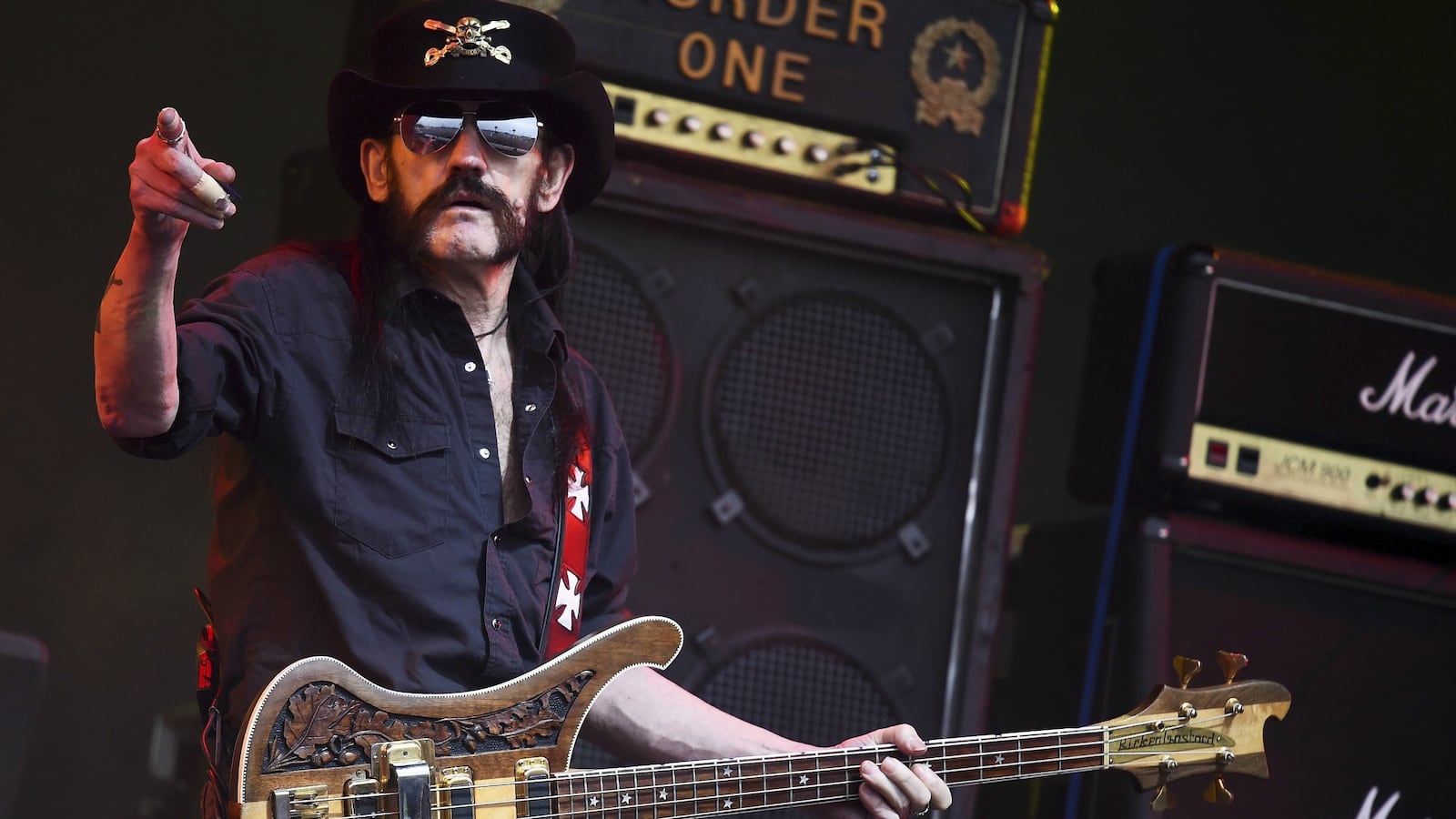 cheats/2015/12/28/mot-rhead-frontman-lemmy-kilmister-dies/151228-lemmy-cheat_iyb4up
