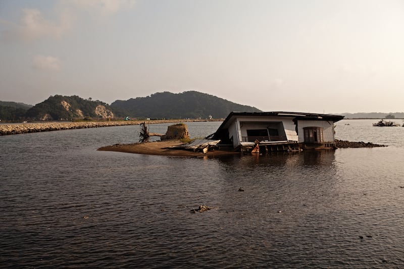 galleries/2015/03/11/how-the-earth-is-reclaiming-fukushima-the-ninth-ward-and-staten-island/150310-reclaimed-land2_uuipql