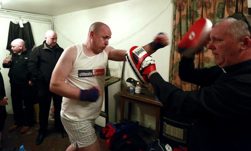 galleries/2015/04/05/pray-father-pepper-doesn-t-punch-you-out/150318-boxing-priest-07_f0qo4i