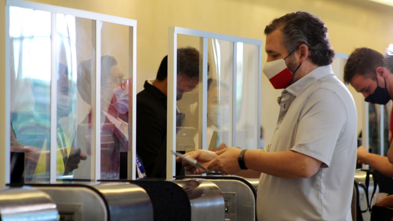 2021-02-18T182915Z_847538969_RC26VL9C4XME_RTRMADP_3_USA-WEATHER-CRUZ_ddivlr