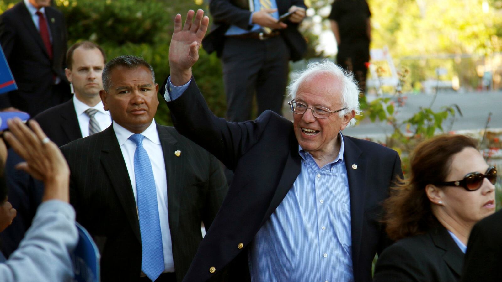 cheats/2016/06/03/no-bernie-won-t-be-skydiving-to-his-rally/160603-sanders-skydiving-cheat_orknpd