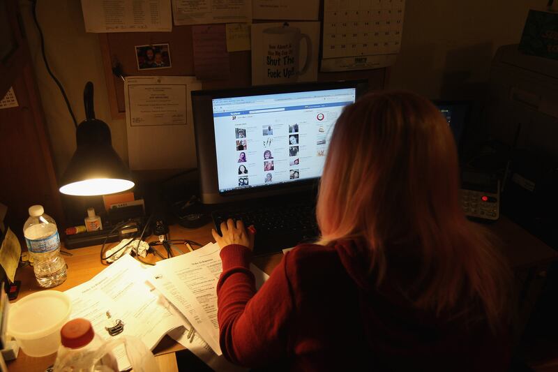 articles/2012/03/27/even-the-rich-are-getting-facebook-stalked/141016765_yw78ij