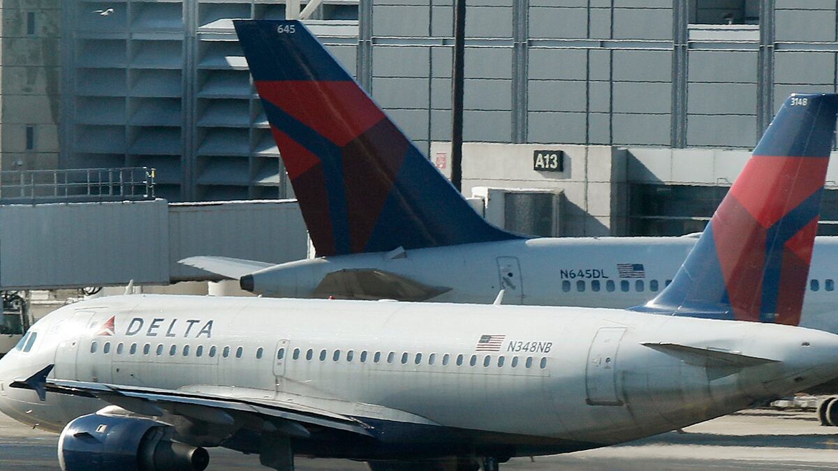 cheats/2012/04/30/delta-to-buy-oil-refinery/delta-plane-chicago-cs_lzk28m