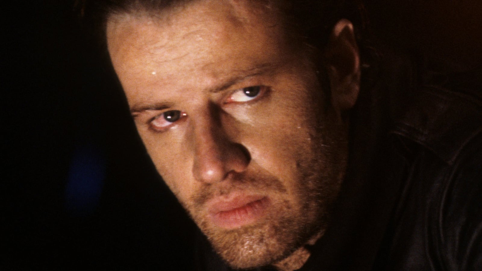 LONDON, UNITED KINGDOM - JUNE 01: French actor Christopher Lambert on set of 'Highlander', directed by Russell Mulcahy, Great Britain, June 1985. (Photo by Georges De Keerle/Getty Images)