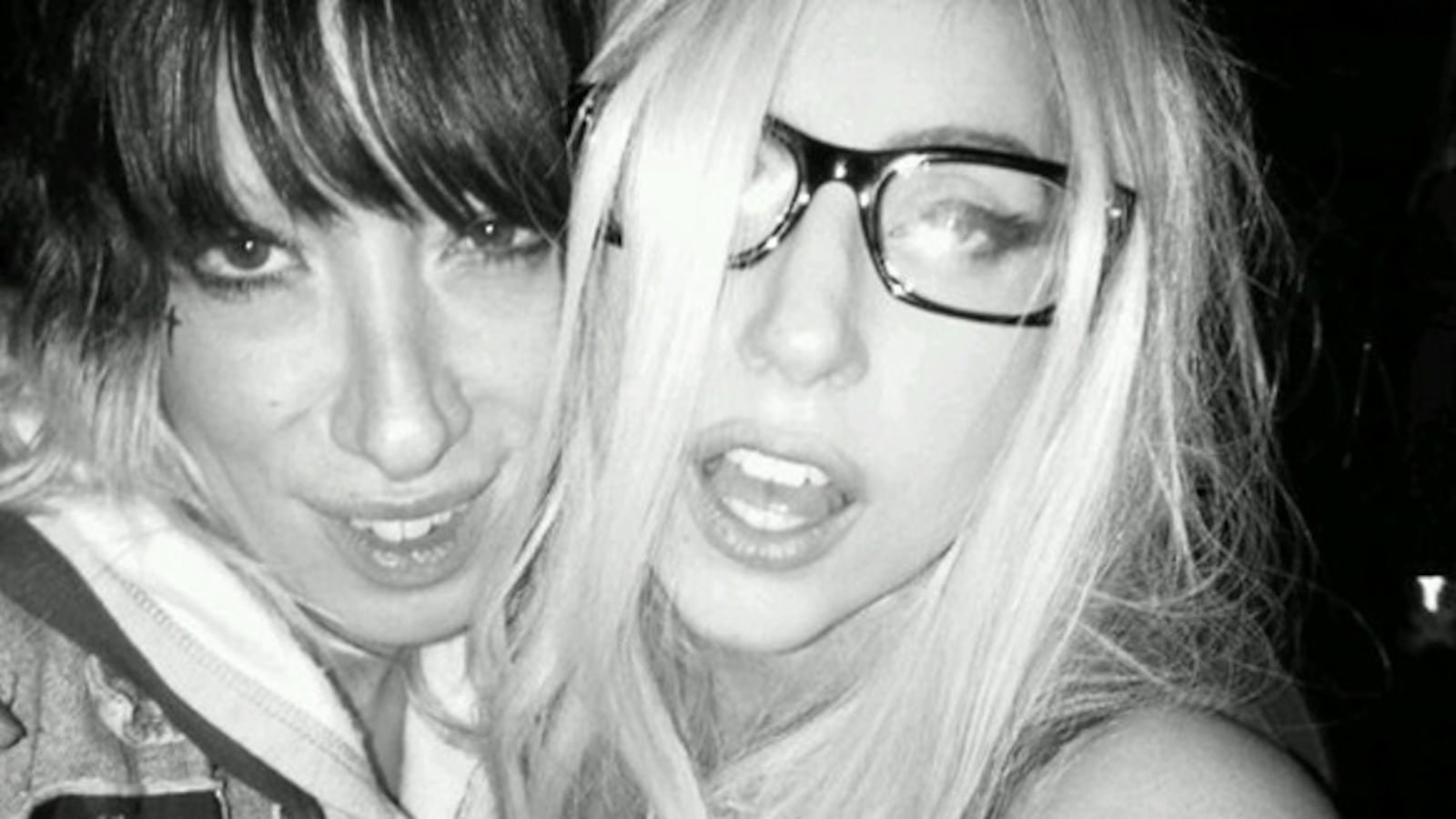 galleries/2010/09/10/best-celebrity-twit-pics/twitpi910---gaga_vbtnew