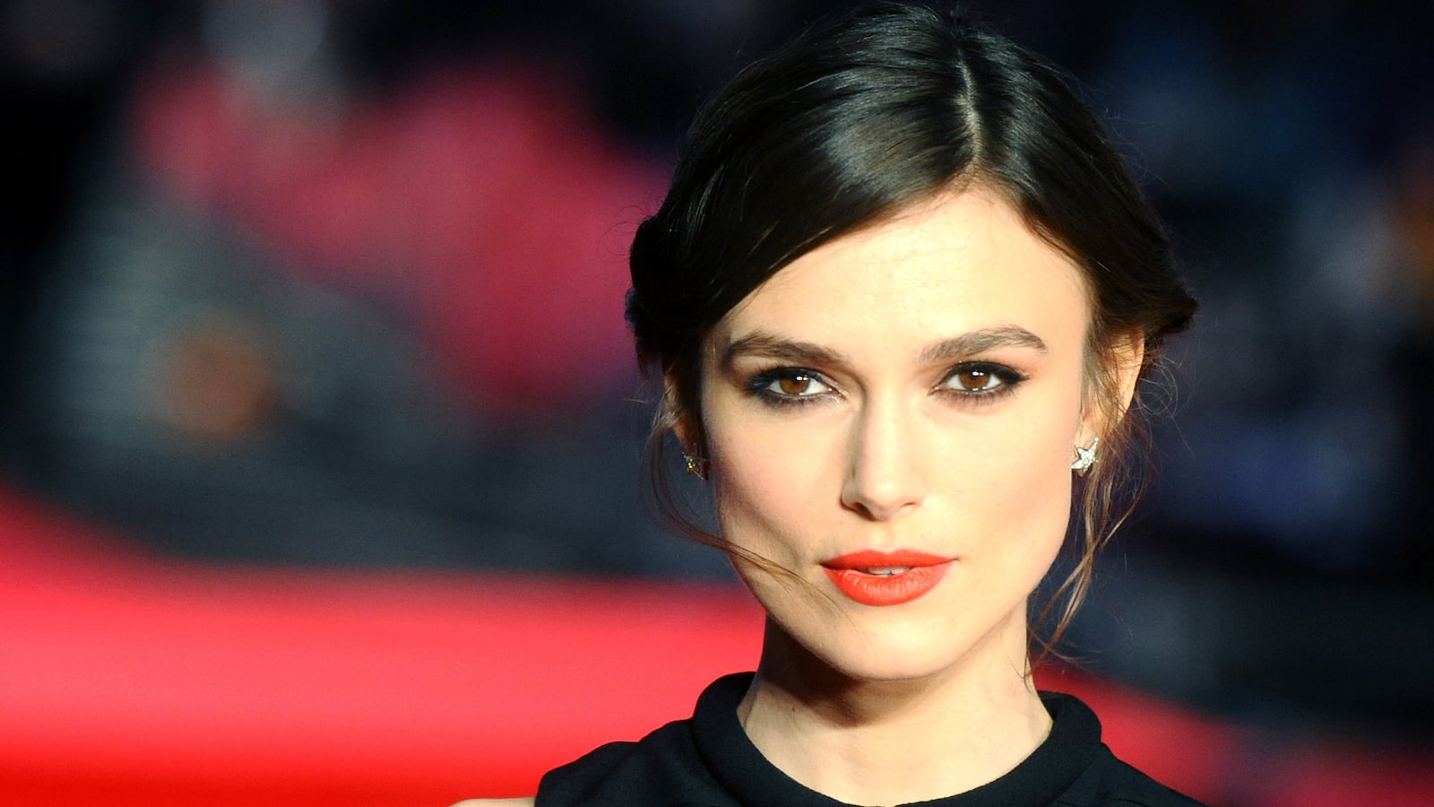 articles/2014/11/07/gorgeous-white-skinny-woman-reveals-hot-body-and-fights-photoshop/141107-stern-keira-tease_nko2n3