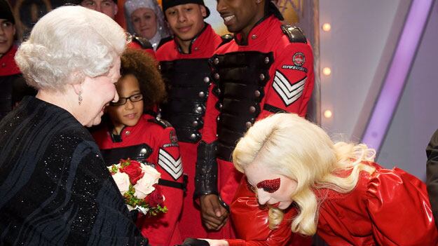 galleries/2009/12/14/the-year-in-bows/bows---lady-gaga-and-the-queen_diwlcl