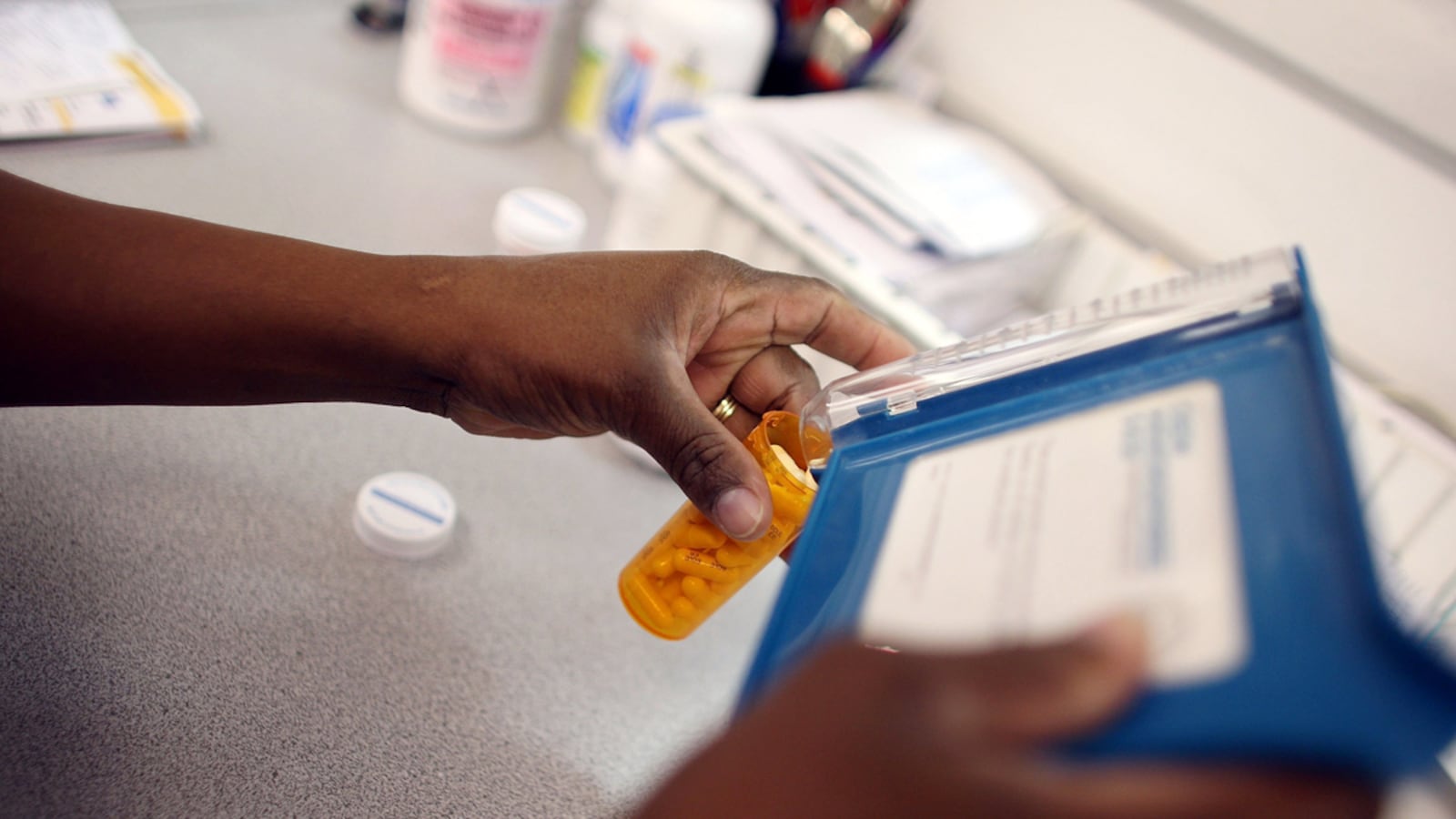 articles/2012/09/09/an-epidemic-of-absence-destroying-the-bugs-in-our-bodies-can-be-dangerous-to-our-health/epedemic-of-absence-velasquez-manoff_gnwwry