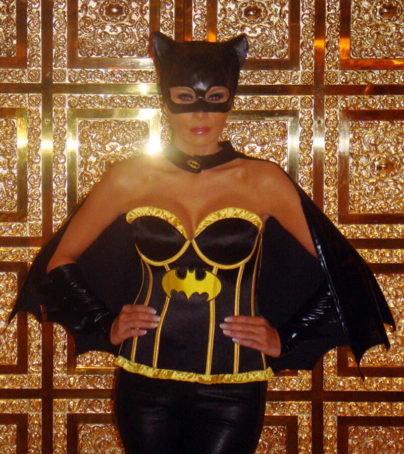 galleries/2011/10/31/kim-kardashian-snooki-heidi-klum-best-celebrity-halloween-costumes-2012-photos/celebrity-costumes-melania-trump_whqhe6