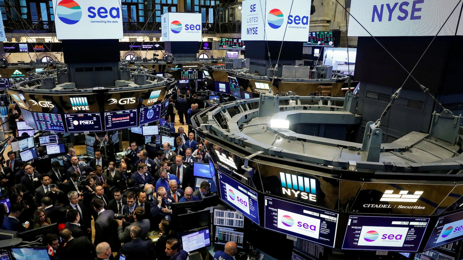 new-york-stock-exchange-trader_zsiico