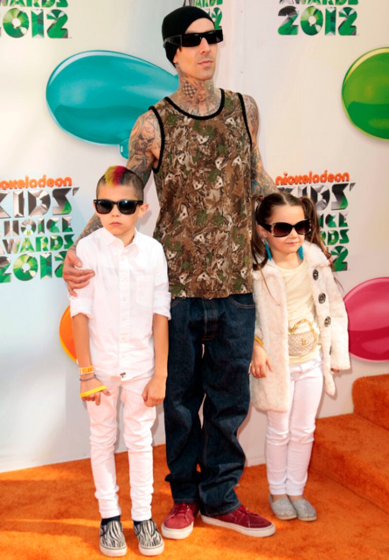 galleries/2012/04/01/kids-choice-awards-red-carpet-taylor-swift-kristen-stewart-more-photos/travis-barker-kids-choice-awards_fgzjlx