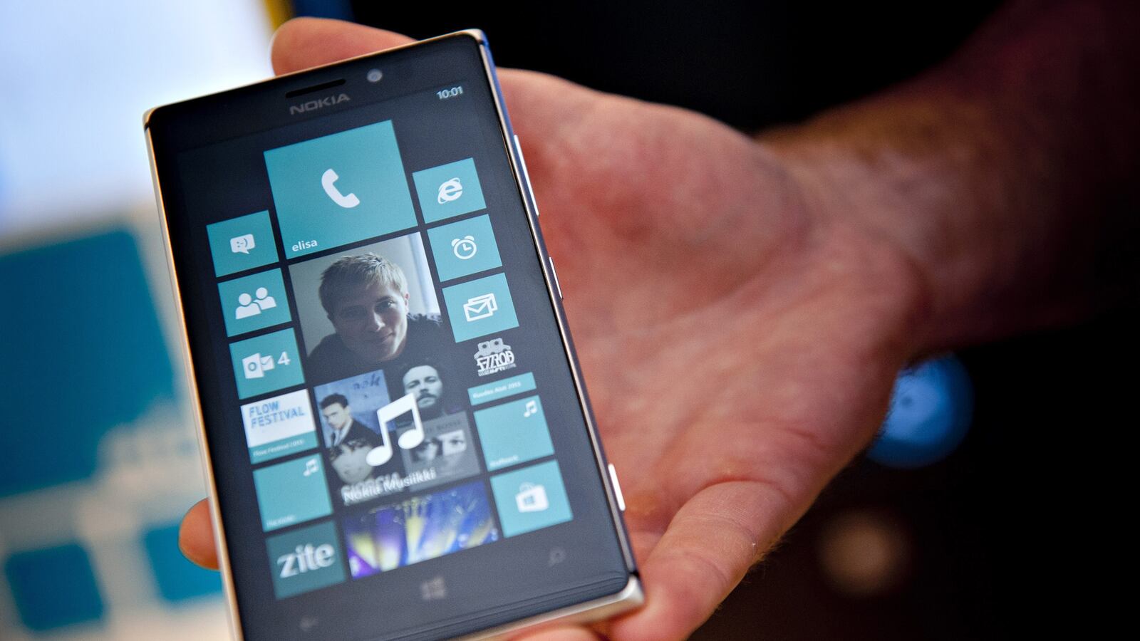 cheats/2013/09/03/microsoft-buying-nokia-handset-biz/130903-nokia-microsoft-cheat_vipvhp