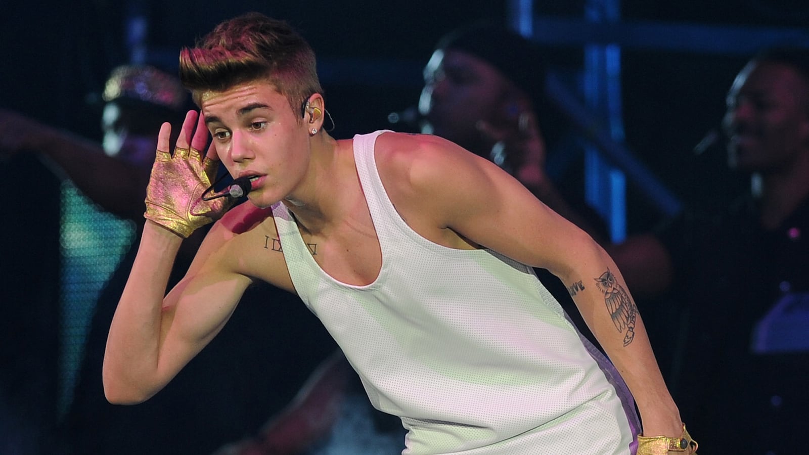 cheats/2013/03/01/justin-bieber-s-19-and-ready-to-party/130301-biebs-topless-19-cheat_ixmd0j