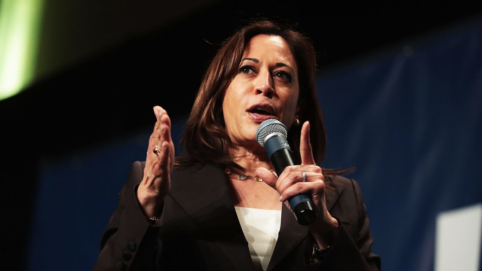 190611-poulsen-harris-tease_r4dprl