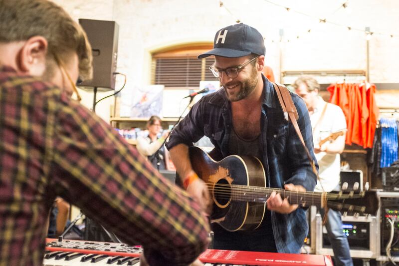 galleries/2015/03/18/you-wish-you-were-here-a-sxsw-gallery/150318-sxsw-03_ynzmot