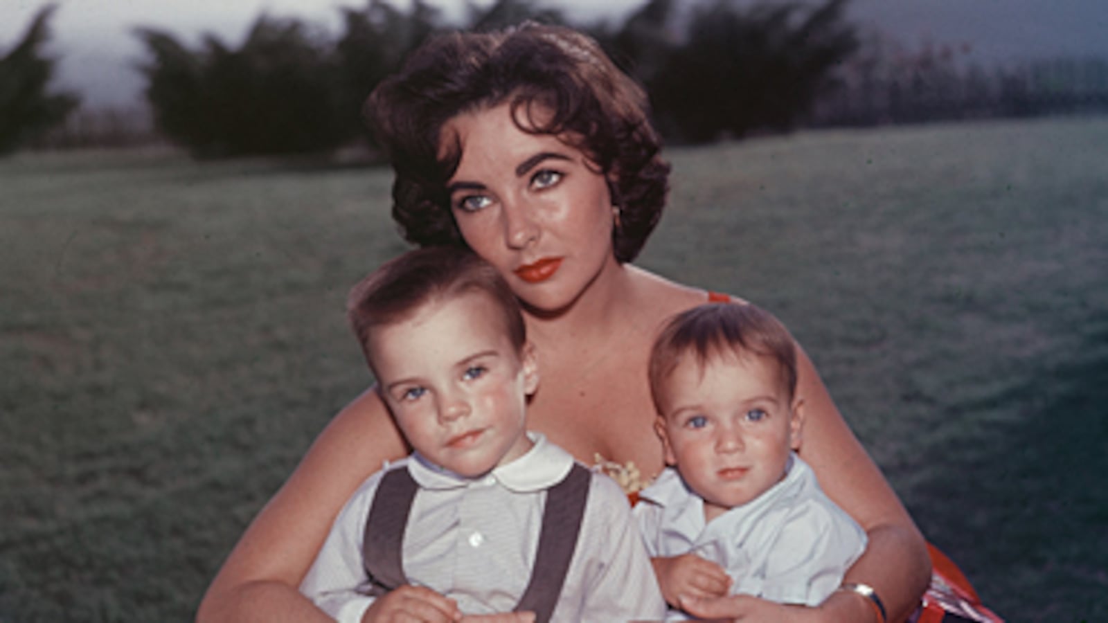 articles/2011/03/24/elizabeth-taylor-and-kids-i-sat-on-her-knee/barry-liz-taylor_168807_dbf1lj