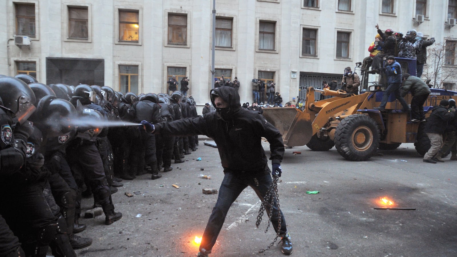 galleries/2013/12/03/ukraine-explodes-in-violence-protesters-call-for-yanukovych-to-resign-photos/131202-ukraine-protest1_bpqrli
