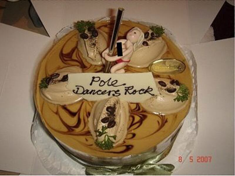 galleries/2009/09/01/world-s-ugliest-cakes/cake-wrecks---pole-dancer_pmjwa8