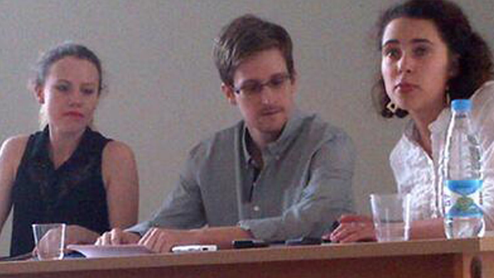 cheats/2013/07/26/eric-holder-to-russia-u-s-won-t-seek-death-penalty-for-edward-snowden/130724-snowden-cheat_khf8rm