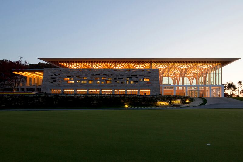 galleries/2014/03/24/2014-pritzker-architecture-prize-laureate-shigeru-ban-photos/shigeru-ban-golf-club_qkvmwi