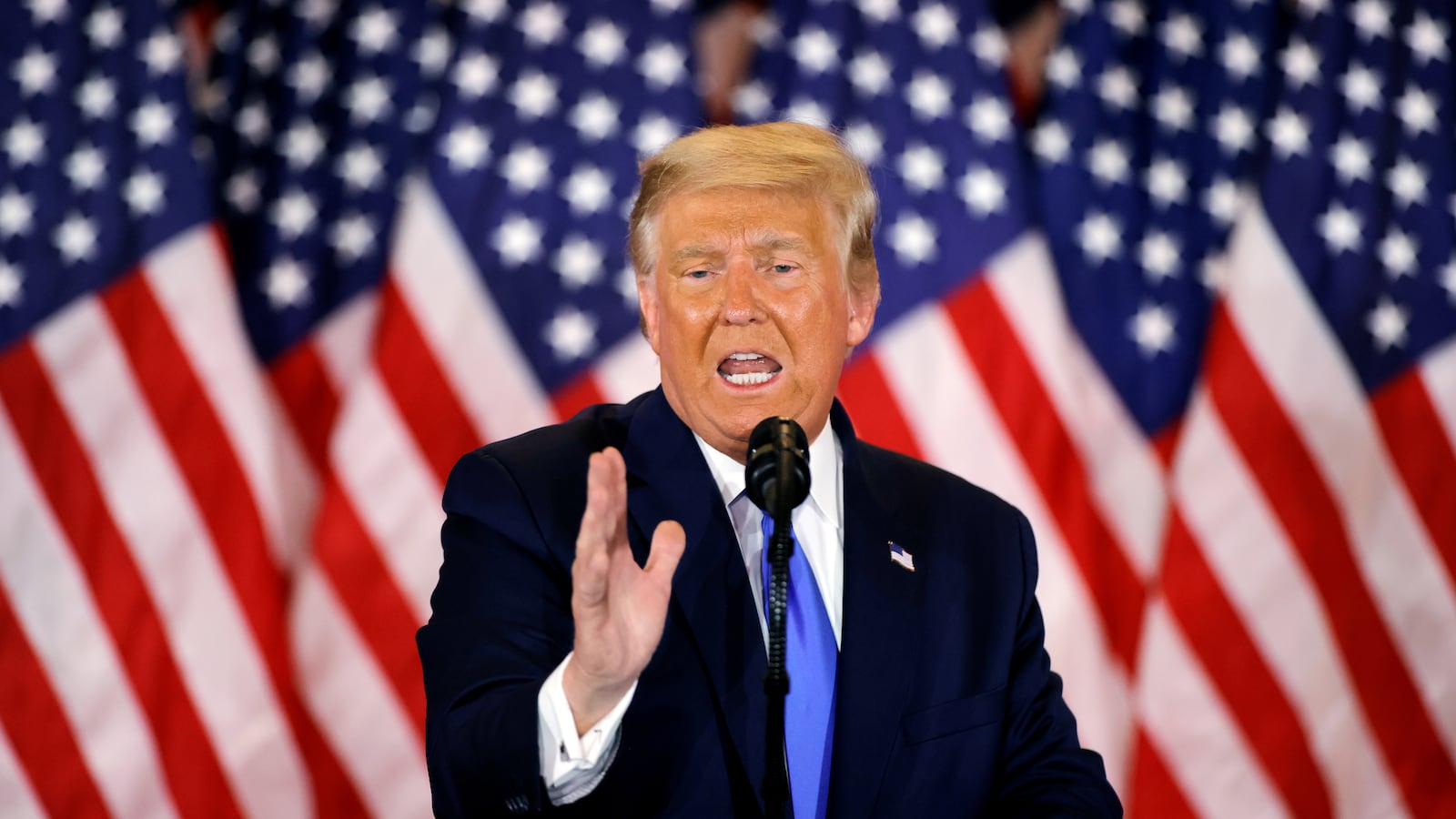 2020-11-04T073530Z_1953107540_RC27WJ9KSM1D_RTRMADP_3_USA-ELECTION-TRUMP_f7aei1