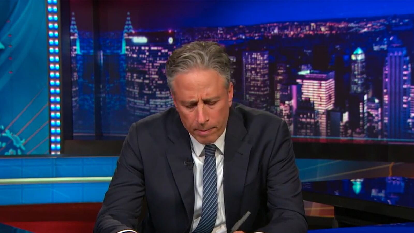 articles/2015/06/19/how-comedians-handle-tragedy/150619-agnew-comedians-react-tease_poxuk4