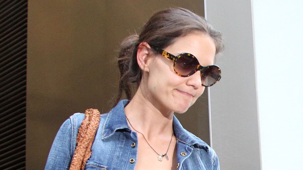 cheats/2012/12/28/katie-holmes-flop-on-broadway/katie-holmes-sighting-cheat_tdcixi