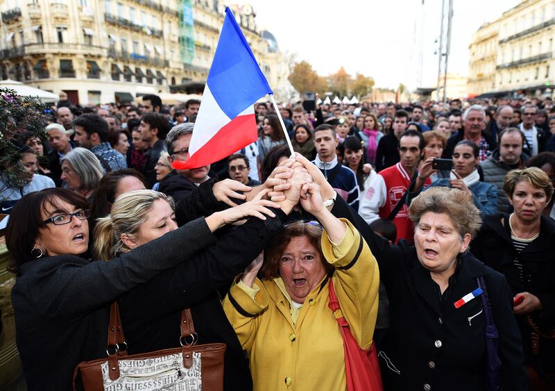 galleries/2015/11/14/city-in-mourning-paris-reacts-to-the-aftermath-of-terror-photos/151114-world-mourns-paris-07_a0wcsv