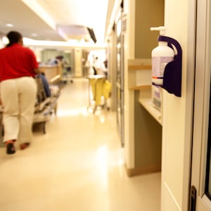 articles/2013/03/08/why-i-m-not-worried-about-dying-from-a-superbug-and-you-shouldn-t-be-either/130307-superbug-hospitals-sepkowitz-tease_mwqtyg