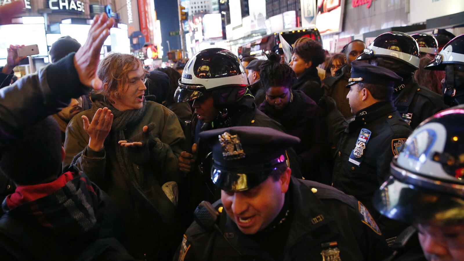 cheats/2014/12/05/ny-rolls-out-new-police-training-program/141205-nypd-garner-cheat_rxmhe1