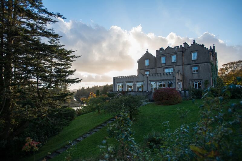 galleries/2013/10/10/royal-for-the-weekend-nine-historic-castles-mansions-and-estates-where-you-can-stay-photos/royal-weekend-ballynahinch_gmxe5p
