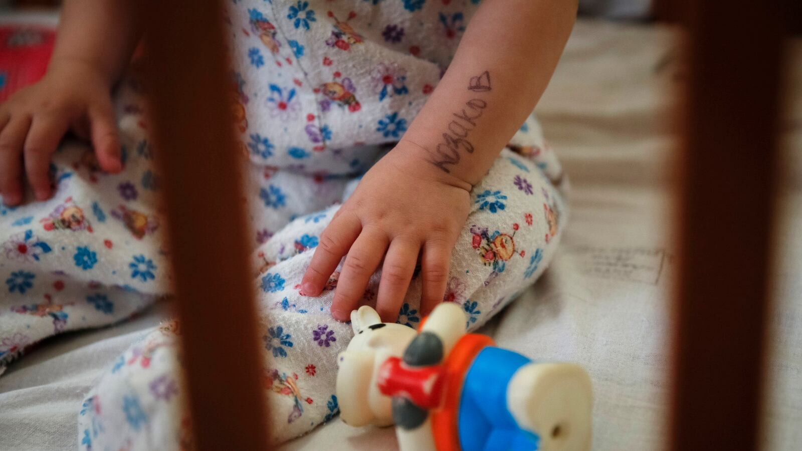 articles/2014/10/30/couple-sues-over-russian-bait-and-switch-adoption-of-disabled-kids/141029-traster-adoption-tease_kujr1a