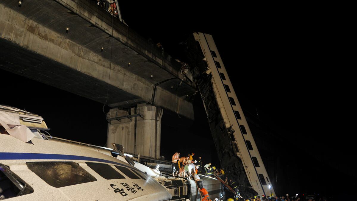 cheats/2011/07/23/chinese-bullet-train-falls-off-bridge/train-accident-china-cheat_iozxe8