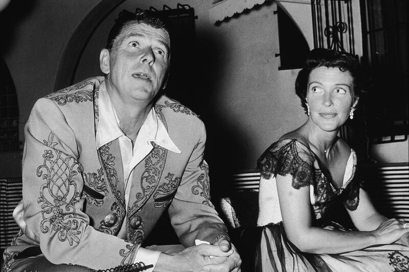 galleries/2011/07/26/politicians-in-costume/costumed-pols-reagans_dsqp98