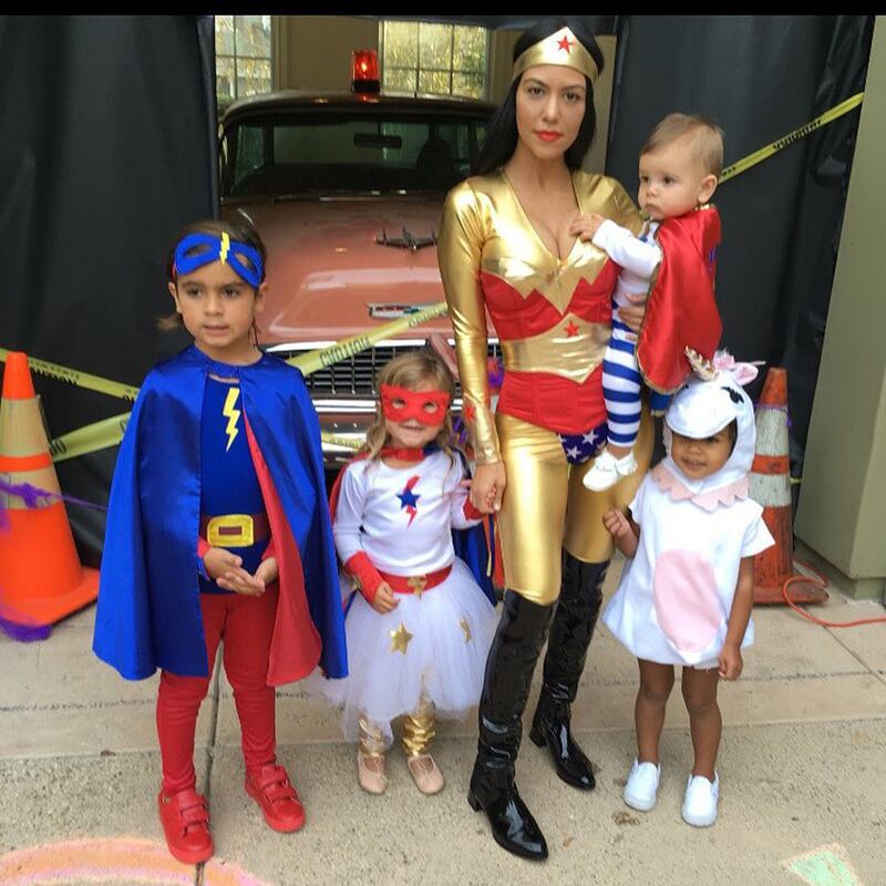 galleries/2015/10/31/best-celebrity-halloween-costumes-2015-photos/151031-celeb-halloween-outfits-10_zlqc7d