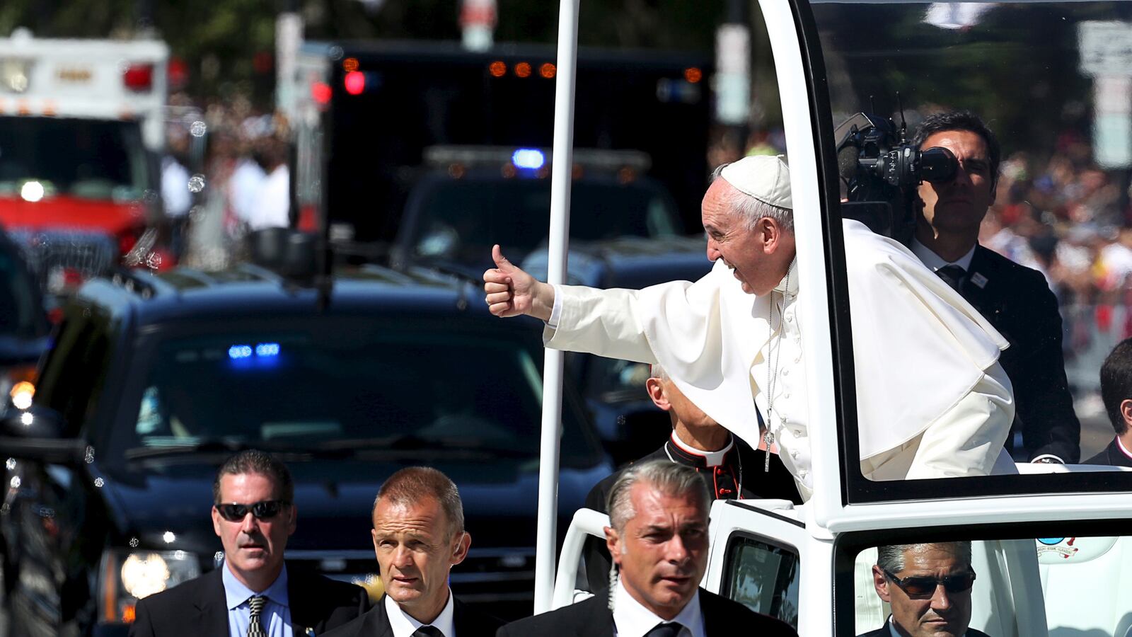 cheats/2015/09/23/pope-kisses-baby-during-parade/150923-pope-washington-cheat_l6amuu