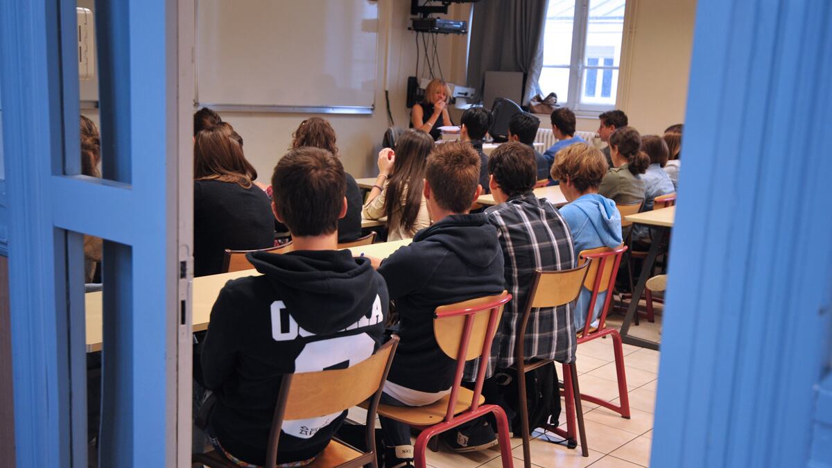 cheats/2013/12/10/study-attractive-pupils-do-better/popular-kids-earn-more-study-cheat_uxfmpu