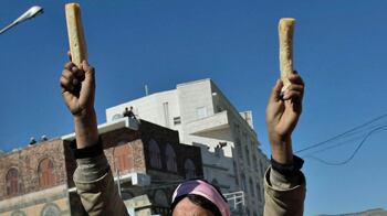 cheats/2011/02/13/yemeni-protesters-clash-with-police/yemen-1_ntf7in