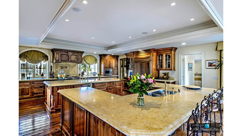 170923-mcnearney-omg-i-want-this-house-5_o0tyyq