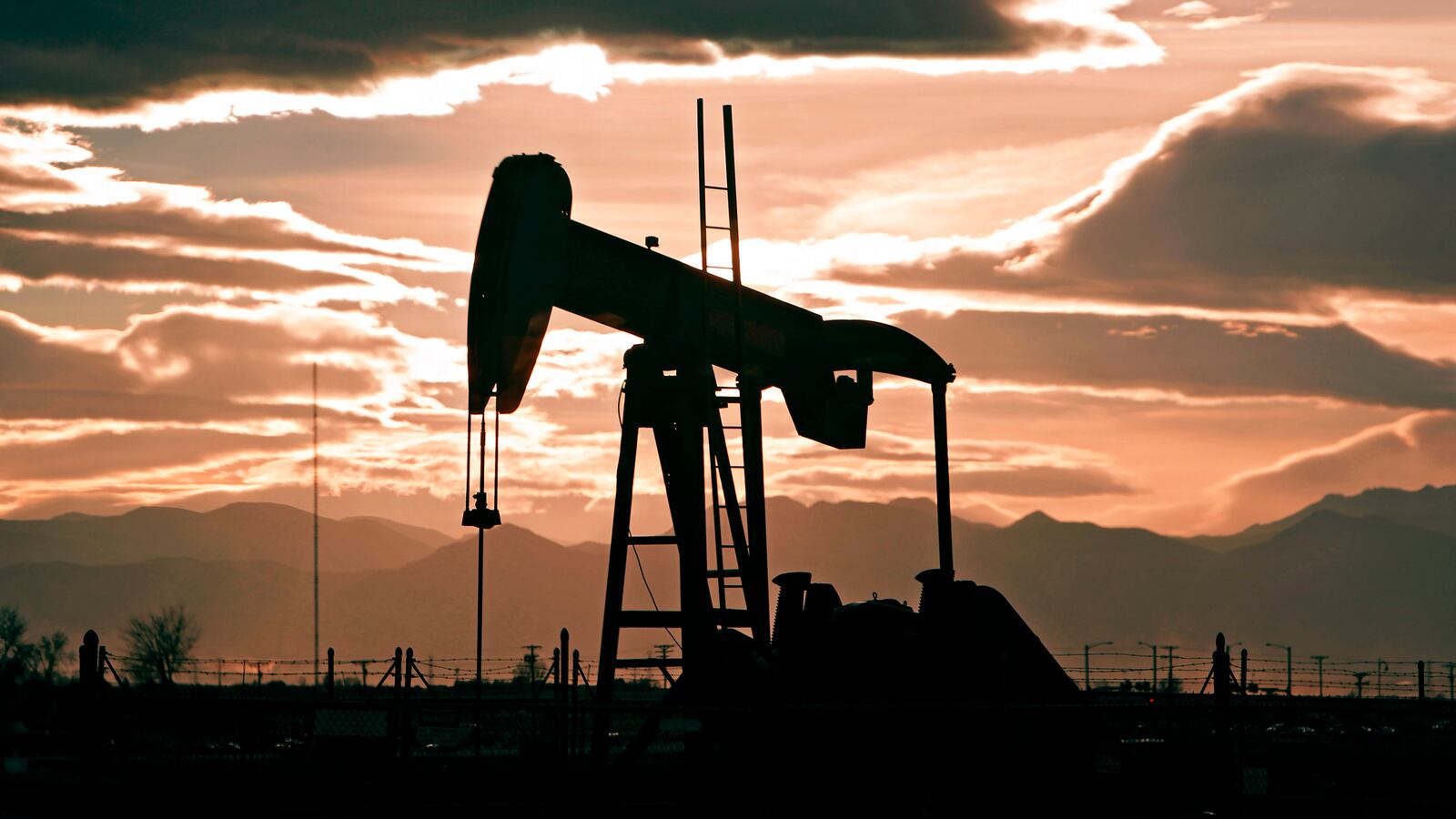 articles/2013/07/12/increasing-oil-production-in-the-u-s-sparks-less-opec-reliance/130712-Green-record-oil-tease_pnzj3k