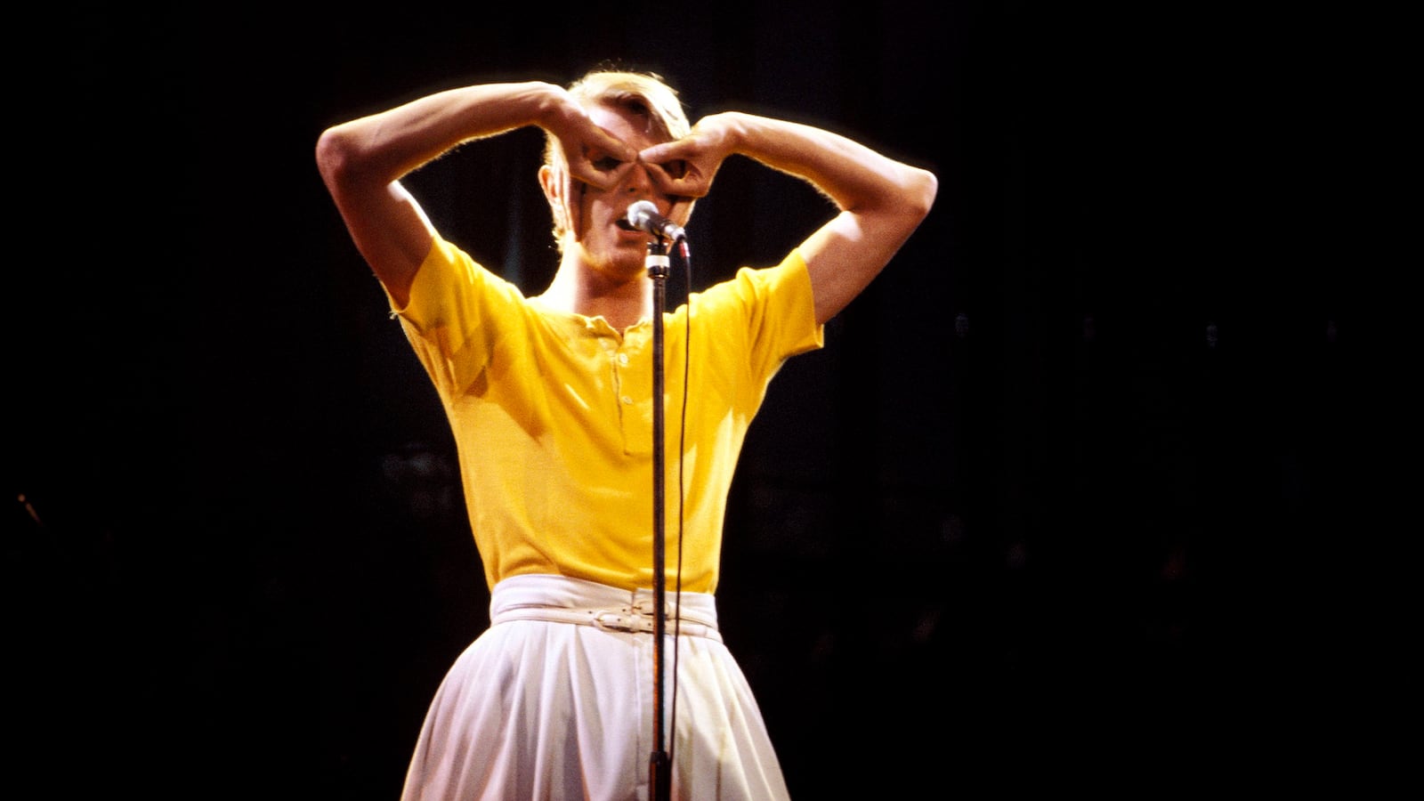 galleries/2016/01/11/david-bowie-style-icon-photos/160111-david-bowie11_vn87wr