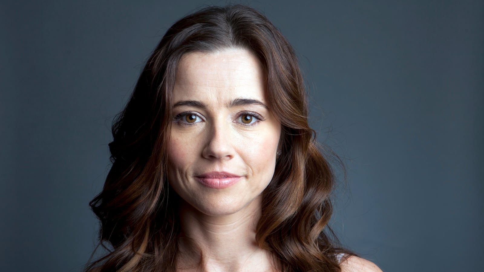 articles/2013/08/21/emmys-2013-linda-cardellini-on-mad-men-freaks-and-geeks-and-more/130820-linda-cardellini-stern-tease-embed_pz4nfe