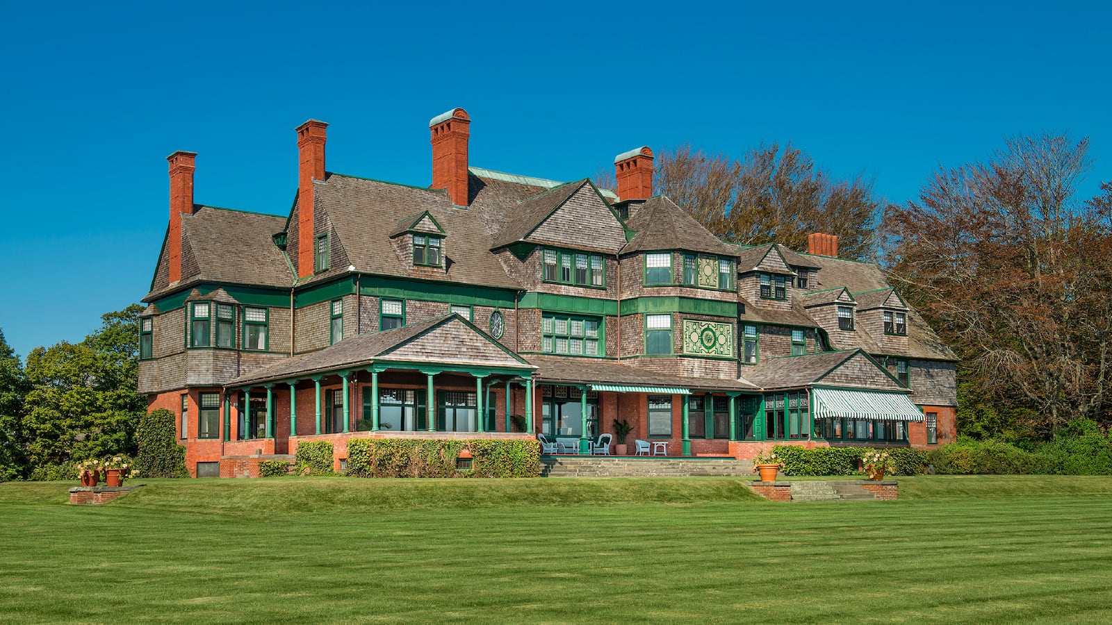 230420-just-booked-tease_vijwda