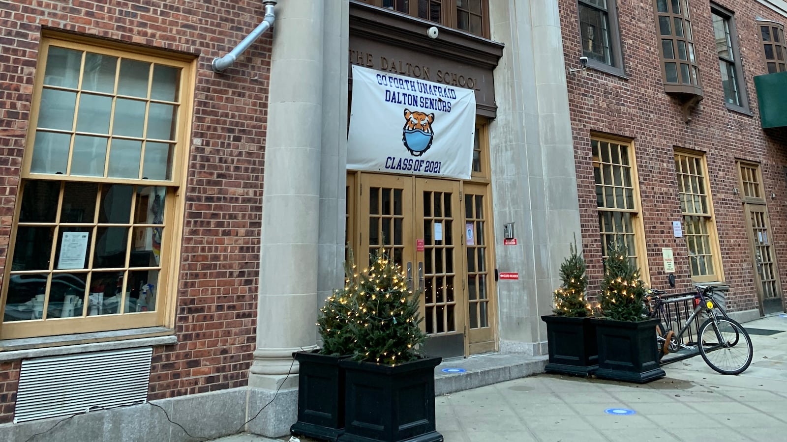 Dalton_School_entrance_at_89th_Street__January_2021__Upper_East_Side__Manhattan_i3lri6