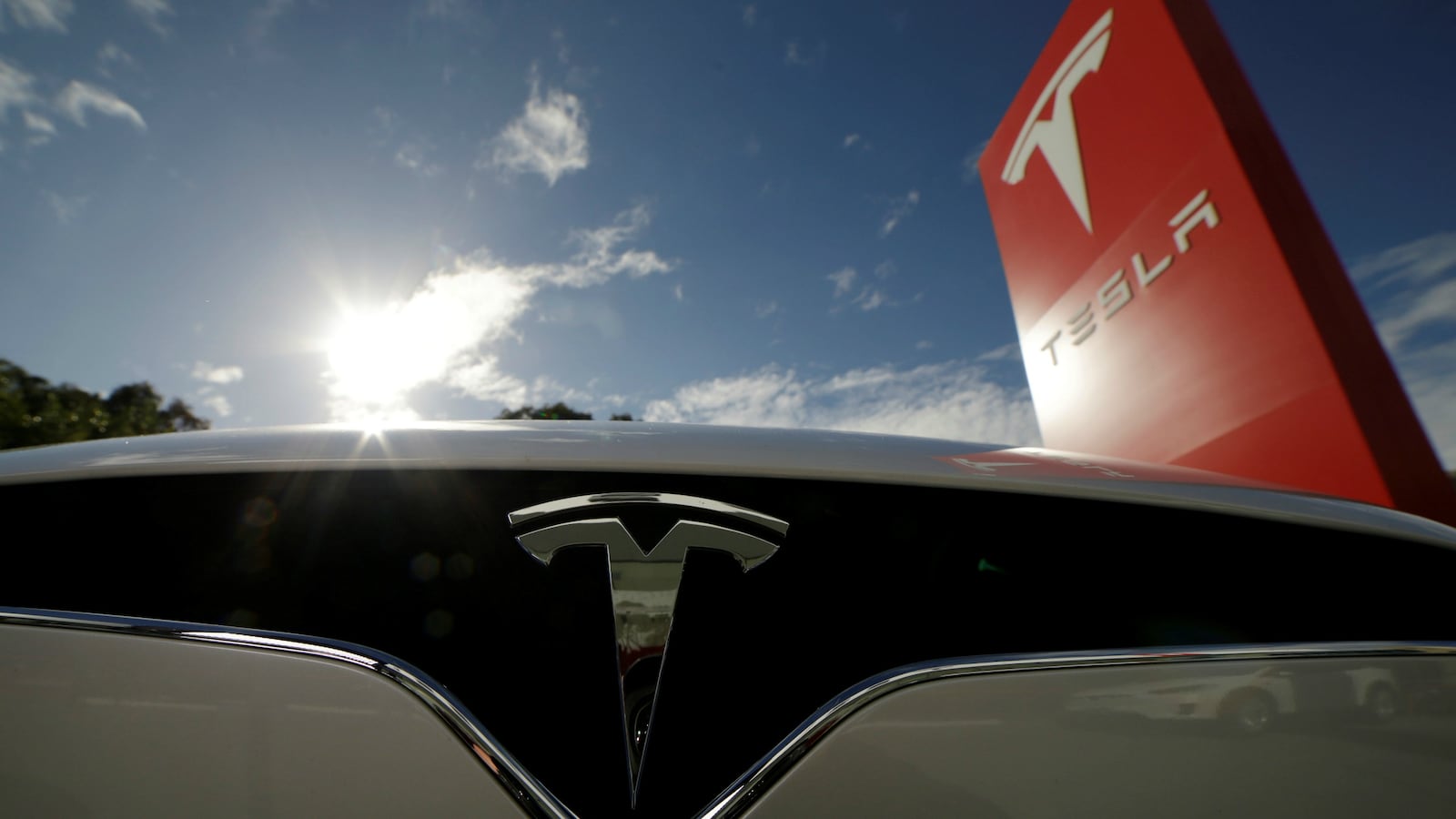 170809-tesla-self-driving-truck-test-cheat_b6kuk7