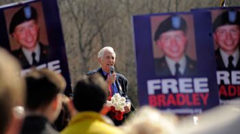 cheats/2011/05/04/bradley-manningrsquos-jail-condition-improves/bradley-manning-protest_wcnmmf